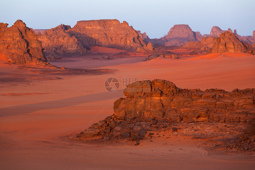 沙漠中的岩石风化图片
