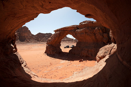 撒哈拉沙漠中的石拱门图片