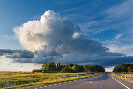 夏季高速公路上方的大云图片