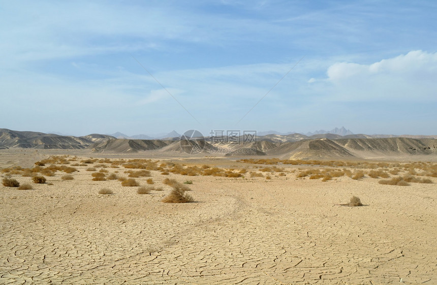 石头和沙质埃及沙漠图片