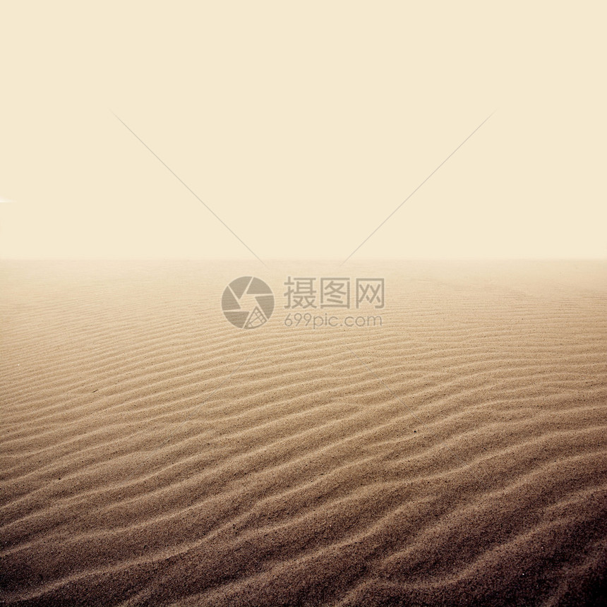 在干燥沙漠上的沙子上图片