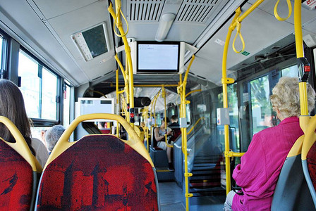 现代城市公交车的内地公共汽车后图片