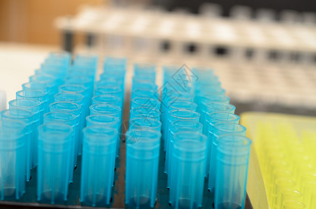 蓝色黄色和透明玻璃的生化管实验室单高清图片