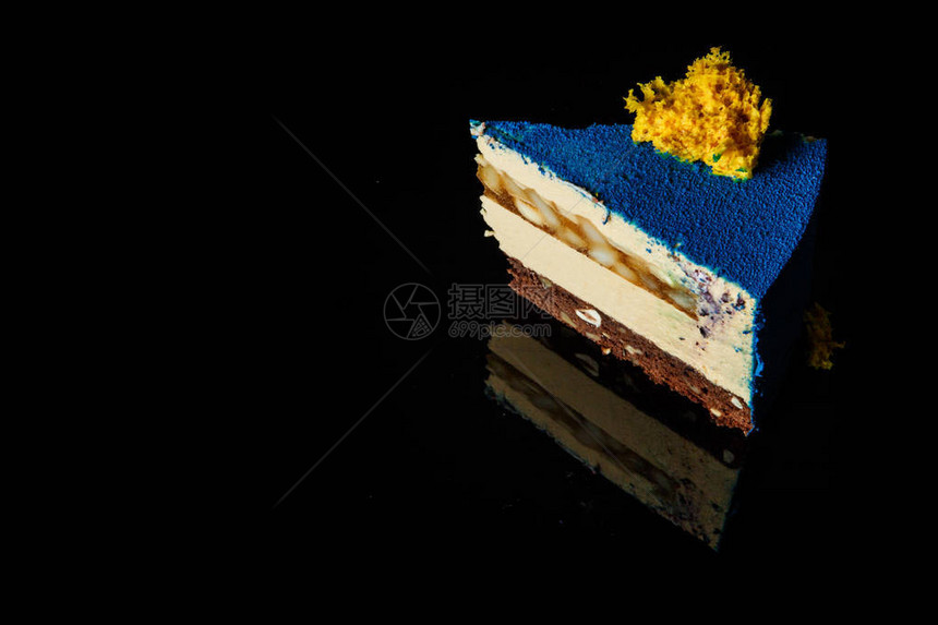 一块蓝色慕斯蛋糕的顶部视图图片