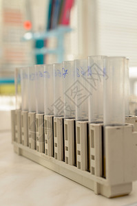 蓝色黄色和透明玻璃的生化管实验室单图片