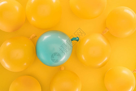 黄色气球和黄色背背景图片