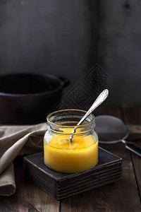 一罐酥油或澄清黄油复制空间图片