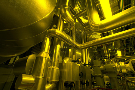 工业区黄色调的钢制管道背景图片