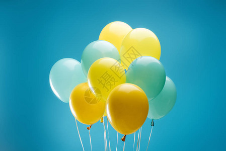 蓝色背景上明亮的彩色黄和蓝色气球图片
