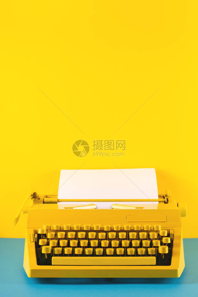 黄色和蓝色背景上的黄色明亮打字机写作博客新想法和创造力的象图片