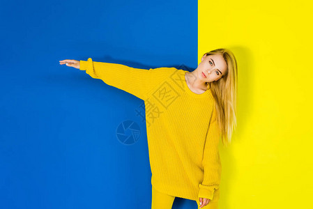 蓝色和黄色背景中穿着黄色衣服的背景图片