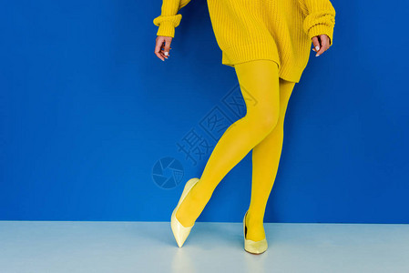 穿黄色衣服和穿着蓝底皮鞋的妇女图片