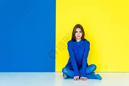 身着蓝和黄色蓝底衣服的美丽的图片