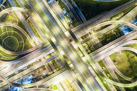 夜间交通叉城市公路由无人驾驶从空中图片