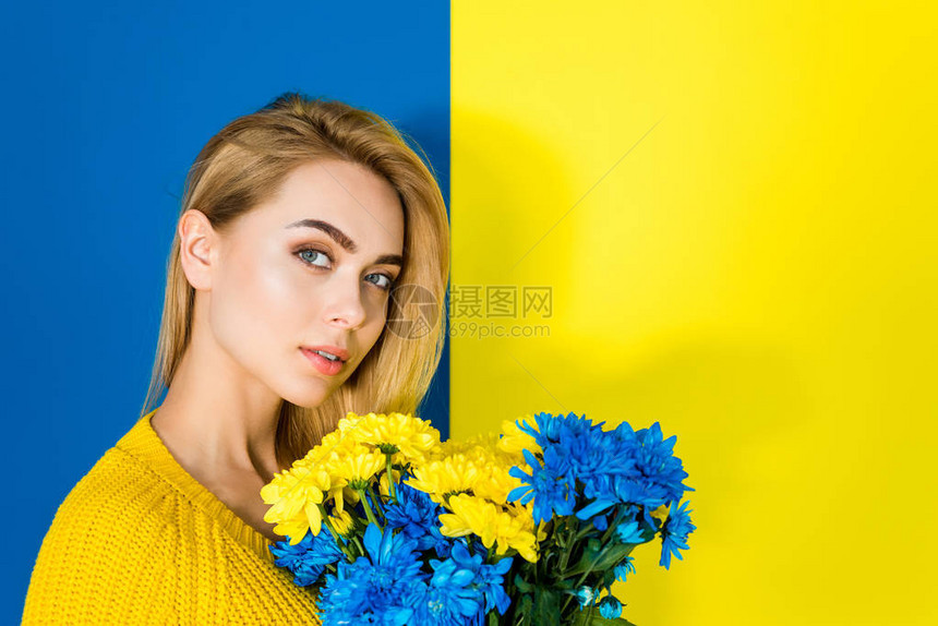 蓝色和黄色背景的金发碧眼金发美图片