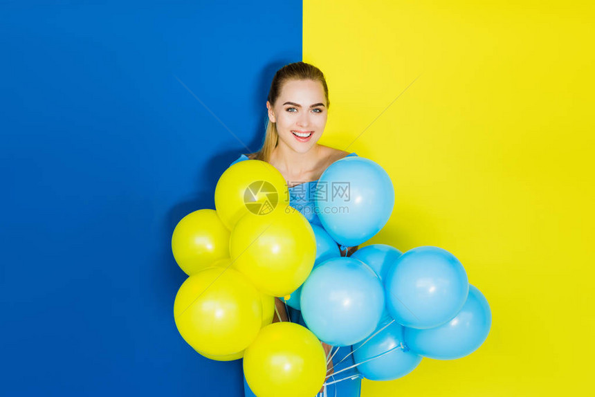 女时装模特以蓝和黄色背景图片