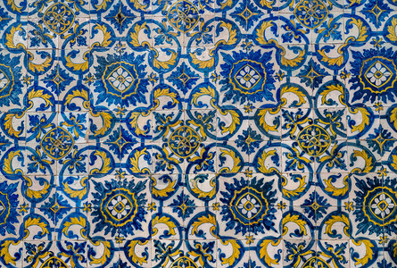 传统葡萄牙语风格的蓝色和黄色老阿祖莱霍在墙图片