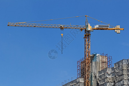 蓝天背景下的黄色建筑起重机图片