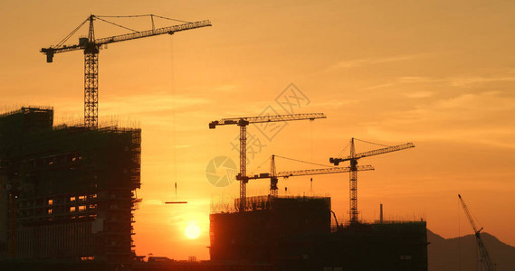 建筑工地的剪影在日落的背景图片