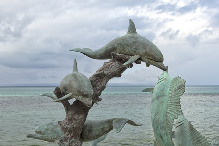 海边的海豚铜像图片