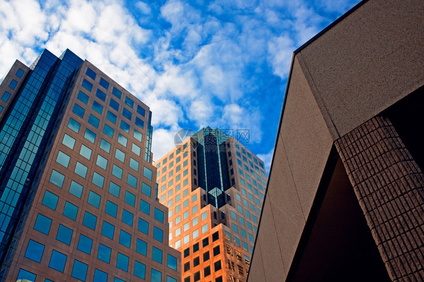 城市区的现代建筑蓝天背景上有云彩图片