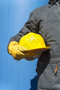 有黄色安全帽的工人的手图片