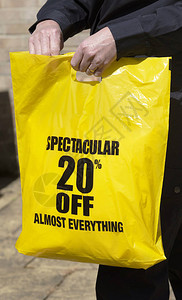 黄色手提袋和20折扣的广告图片