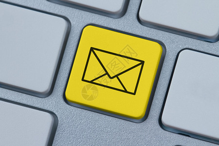 黄色计算机键上的邮件信封符号图片