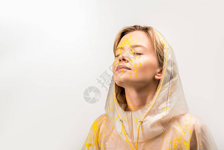 身穿雨衣涂有黄漆的彩色雨衣的美丽女子站立图片