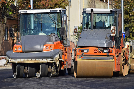 城市道路建设中的压路机图片