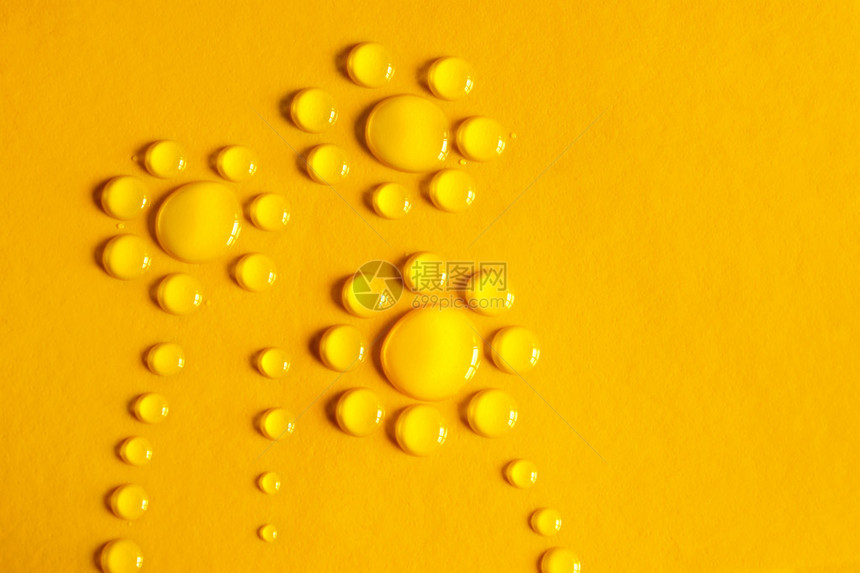 黄色背景的三朵花形水滴以黄底图片