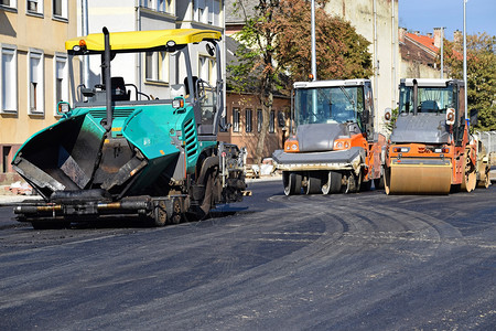 道路建设时铺设车辆和图片