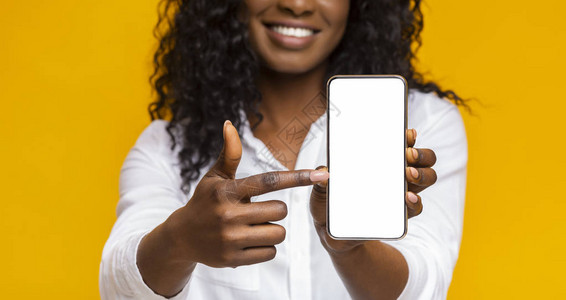 冷酷的移动应用程序愉快的非洲女孩点对智能手机空白图片
