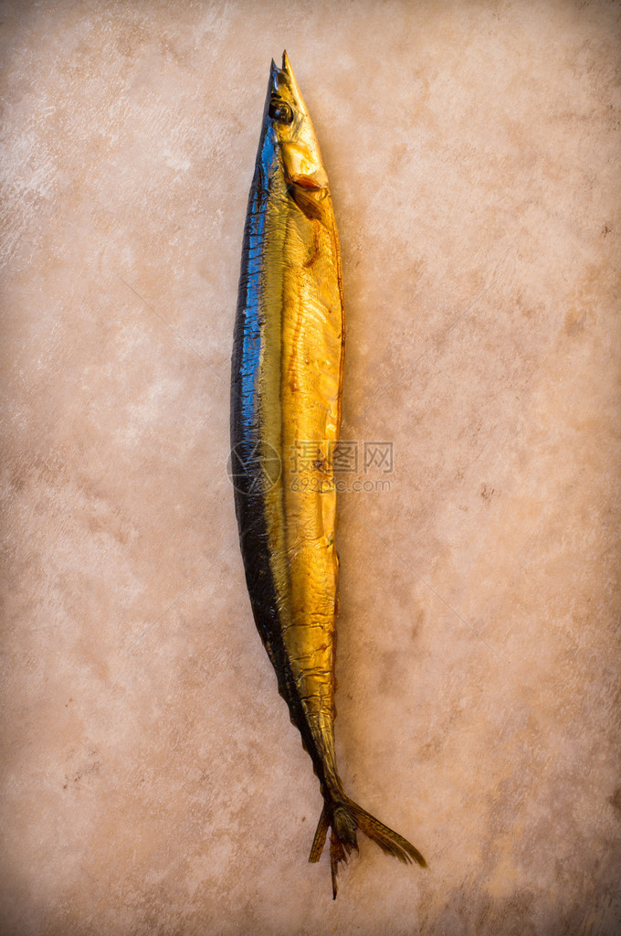 膨胀的熏鱼秋刀鱼顶视图图片