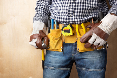 带防护手套和施工腰带的建筑工人手图片