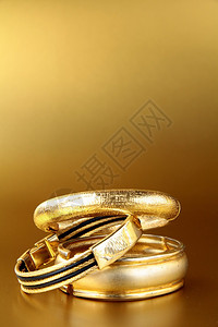 黄金首饰手镯和链子背景图片