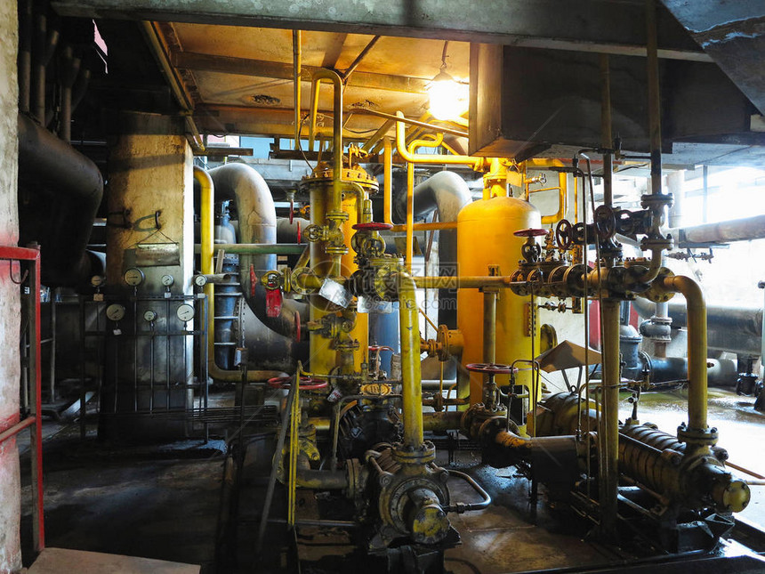 发电厂的油泵黄色管道图片