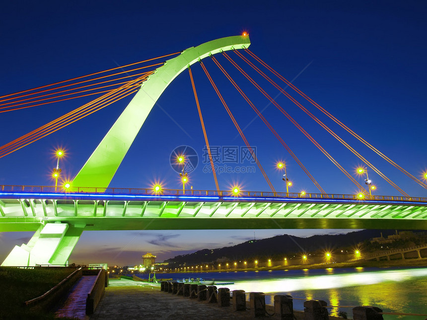 吊桥和晚上的河流图片