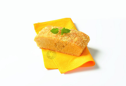 黄色餐巾上的杏仁马德拉蛋糕片图片