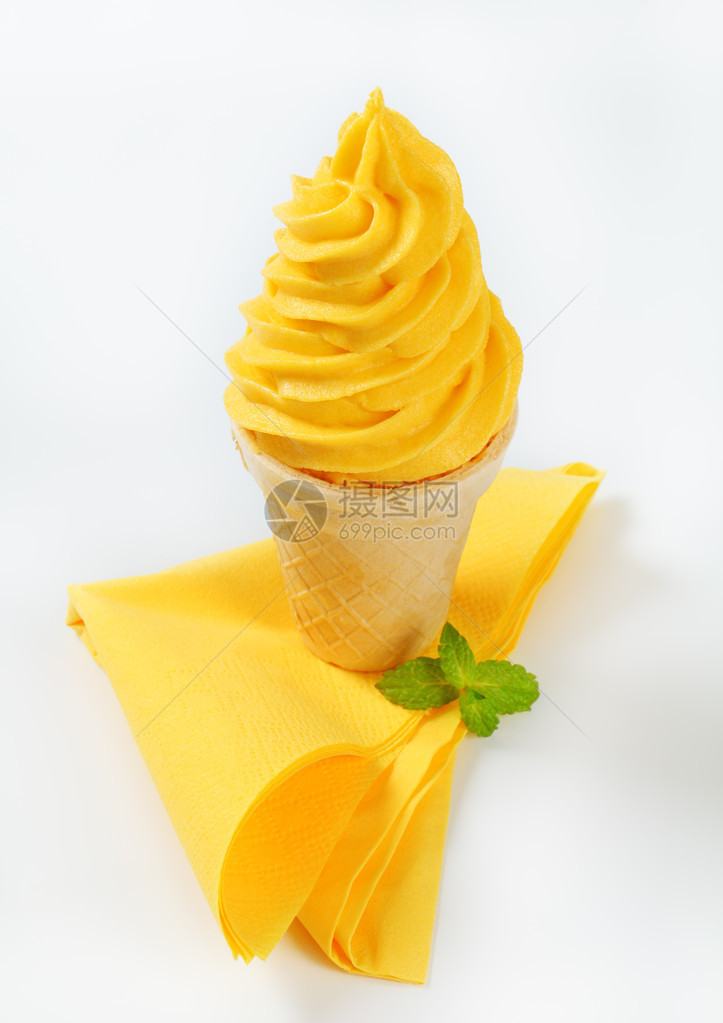锥体中的软冰淇淋漩涡图片