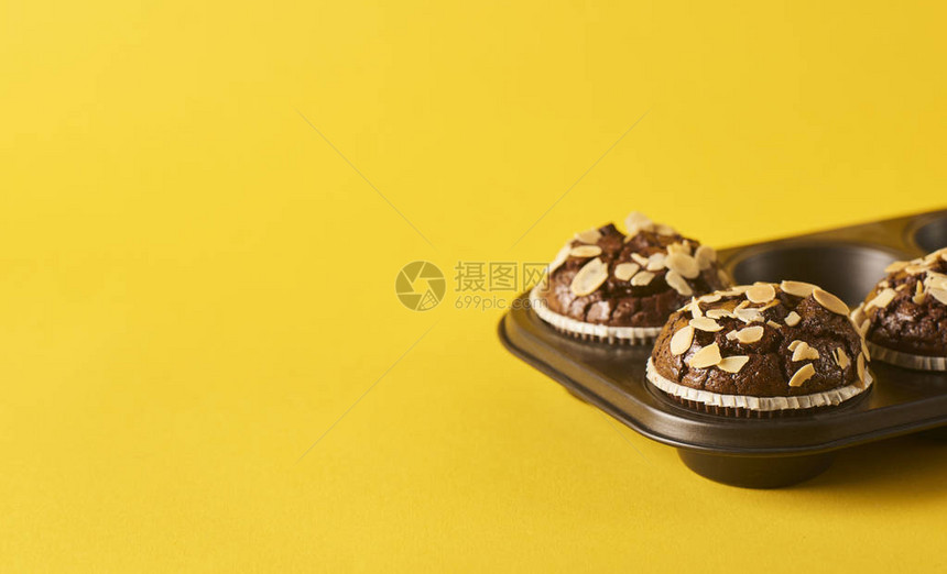 黄背景三个美味的巧克力松饼最小图片