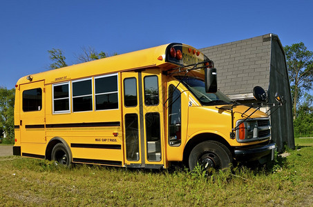 一辆运送多达17名学生旅客的小型校车有特殊门图片