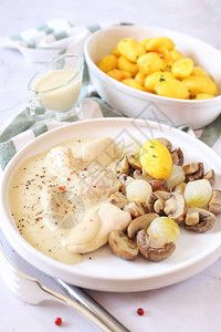 炸土豆和蘑菇薯条鸡肉酱图片