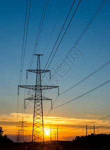 电力线在日落时的电塔图片