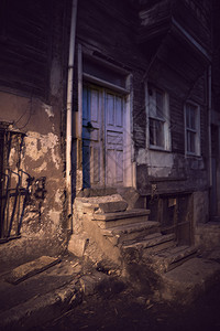黑暗小巷有门和水泥楼梯在图片