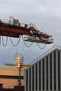 工业建筑背景和夜空中的博尔特图片