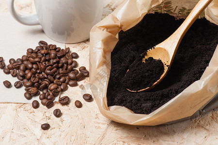 咖啡渣和烤咖啡豆图片