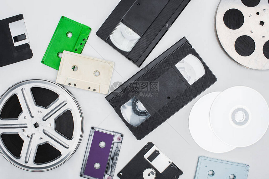 白色背景的VHS磁带软磁盘CD光盘胶图片