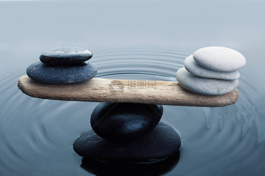 在水中仔细平衡黑白禅石图片