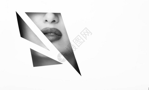 几何纸框透出的化妆女性图片